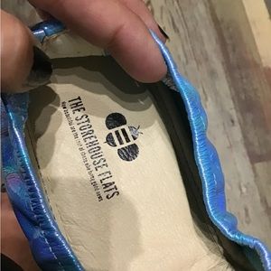 NWOB The Storehouse Flats in Icy Blue Lagoon Iridescent Leather Size 7